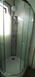 蓬塔阿雷纳斯Casa Bike的浴室里设有玻璃门淋浴