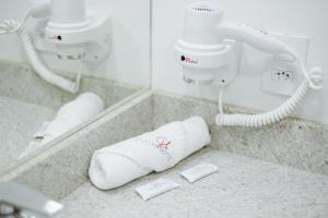 托莱多CALLAI HOTEL的浴室的柜台上摆放着卫生纸卷