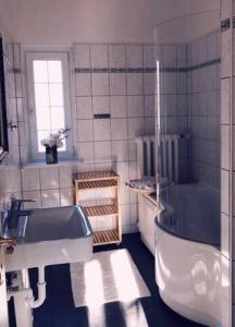 柏林柏林伊拉公寓酒店的白色的浴室设有水槽和卫生间。