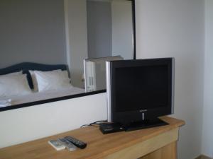 Milopótamos雅典娜酒店的卧室里桌子上电视机
