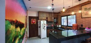 皮雷诺波利斯CT Vila Raiza Goulão的厨房配有冰箱和台面