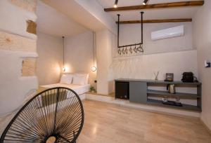 干尼亚Cretan Berry Sarpaki的客房配有床和风扇。