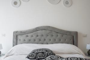罗马A Casa di Ale的一间卧室配有一张带大床头板的床