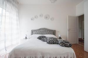 罗马A Casa di Ale的白色卧室配有带枕头的大床