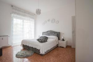 罗马A Casa di Ale的一间卧室配有一张带枕头的床