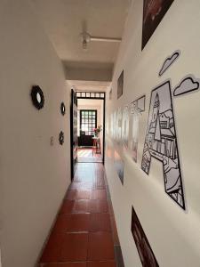 波哥大Oporto 83的墙上的艺术走廊