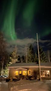 罗瓦涅米Arctic Circle Tranquillity的天空中极光之家公寓