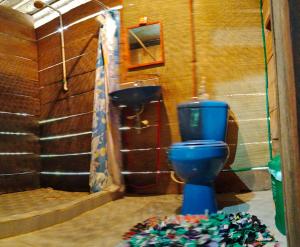 莱蒂西亚Bungalow In The Jungle -Ecolodge HUITOTO的浴室设有蓝色的卫生间和2个水槽。