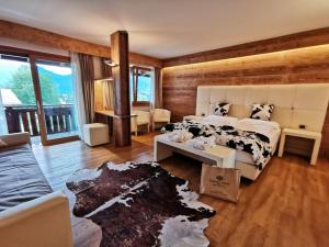 圣维托-迪卡多雷拉帝妮亚公园酒店的一间卧室配有一张床和一张沙发