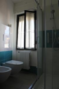 奥尔戈索洛B&B MARIMA 2 POSTI ORGOSOLO的浴室配有卫生间、盥洗盆和淋浴。