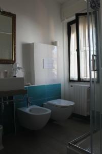 奥尔戈索洛B&B MARIMA 2 POSTI ORGOSOLO的浴室配有卫生间、盥洗盆和浴缸。