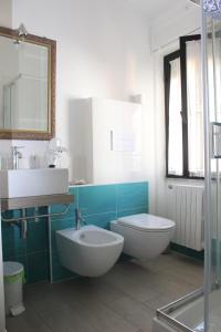 奥尔戈索洛B&B MARIMA 2 POSTI ORGOSOLO的一间带水槽、卫生间和镜子的浴室