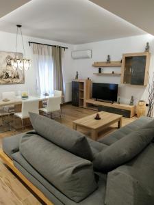 卡兰巴卡Welcome Home Meteora - Kalampaka!的客厅配有沙发和桌子