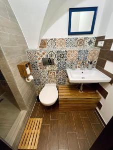 科希策Dorfel的一间带水槽和卫生间的浴室