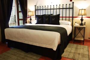瓜纳华托拉帕茨酒店的一张大床,配有黑白床单和枕头