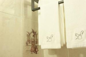 瓜纳华托拉帕茨酒店的浴室提供2条毛巾和绘画