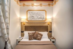罗马Matisse Royal的一间卧室配有一张床铺,上面有一张图片