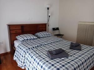 雅典Rooms in the apartment (Leontiou)的一张带两顶帽子和两个枕头的床