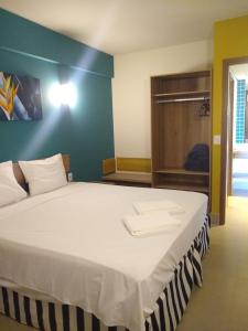 奥林匹亚Grein Solar das Águas Park Resort的一间卧室设有一张蓝色墙壁的大床