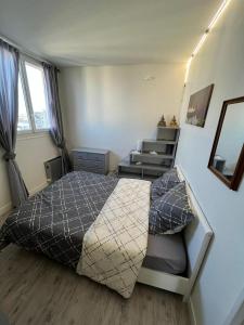 希利马扎兰Grand appartement proche de Paris的一间卧室配有一张床和一把椅子