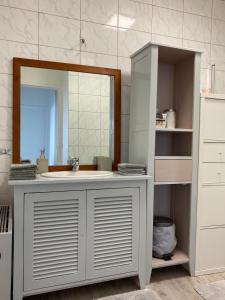 希利马扎兰Grand appartement proche de Paris的一间带水槽和镜子的浴室