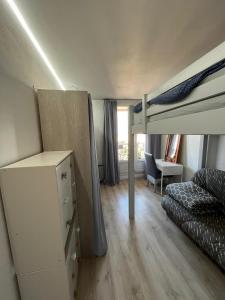 希利马扎兰Grand appartement proche de Paris的一间卧室配有双层床和书桌