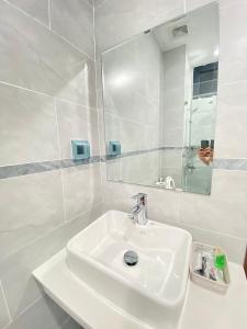 富国Liên’s Mini Hotel的白色的浴室设有水槽和镜子