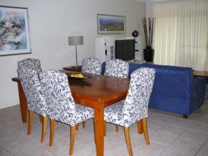 双水域木兰巷公寓酒店的一张带蓝色沙发的餐桌和椅子