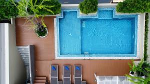 曼谷Ramada by Wyndham Bangkok Ten Ekamai Residences的房屋一侧的游泳池
