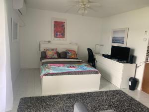 自由港市Obera Beach #104的一间卧室配有一张床和一张带电脑的书桌
