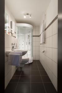 伯格布吕克酒店的一间浴室