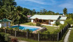 拉迪格岛JMS冒险别墅的享有带游泳池的房屋的空中景致
