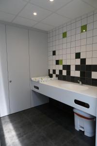 卡斯特尔莱Camping Houtum的一间带水槽和瓷砖墙的浴室