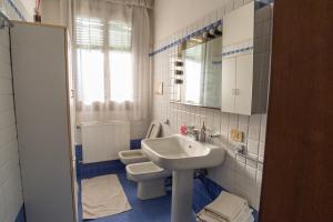 威尼斯Casa Eden的一间带水槽和卫生间的浴室