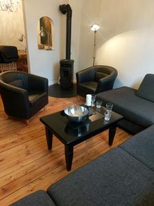 吕贝克Babette Apartments的客厅配有两张沙发和一张咖啡桌