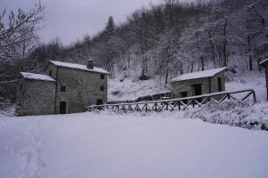 巴尼奥迪罗马涅Mulino delle Cortine的几栋建筑被雪覆盖