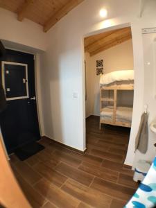 赞布热拉-杜马尔Quarto Santo António的客房享有一间卧室和一张双层床的景色。