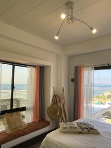 REEF HOUSE BACNOTAN White sand beach front with Private Swimming pool客房内的一张或多张床位