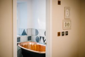 鲍内斯温德米尔The White House的一间位于客房内的铜浴缸浴室