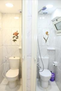 开罗Hostel Sunset Down town的白色的浴室设有卫生间和淋浴。