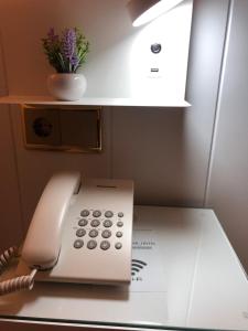 普拉加德阿罗克莱默尔酒店的一张桌子上的一个白色电话