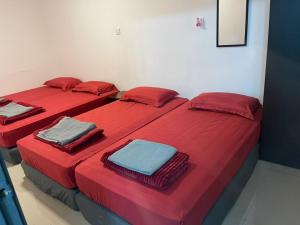 加影D TETAMU Bandar Sg Long的两张睡床彼此相邻,位于一个房间里