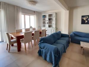 维亚雷焦Casa di Nicola的客厅配有蓝色的沙发和桌子