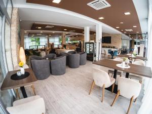尼特拉河滨酒店的一间带沙发和桌椅的餐厅