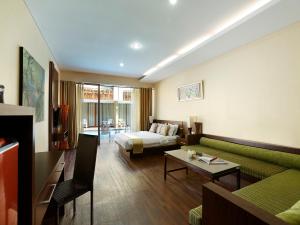 勒吉安德瓦塔套房和公寓酒店的客厅配有沙发和1张床