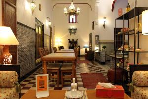 拉巴特梅塔哈摩洛哥传统庭院住宅旅馆的一间位于商店的带桌椅的用餐室