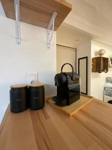 卡尔特汉Studio vallon d'Azur à Carqueiranne的一间房间,地板上放着两个垃圾桶