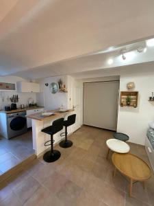 卡尔特汉Studio vallon d'Azur à Carqueiranne的厨房配有桌椅和黑板