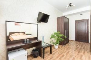 喀山沙达施瓦旅馆的一间卧室配有一张床和一张带镜子的书桌