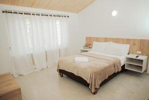 巴耶杜帕尔Casa LOURDES的一间卧室配有一张带白色床单的床和一扇窗户。